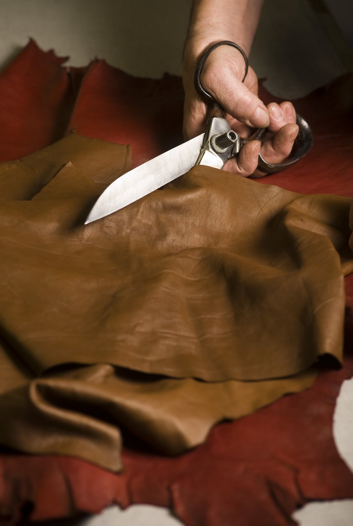 Hand-cut at the table - kézműves bőrkesztyű készítése a KARMA pécsi kesztyűmanufaktúrában