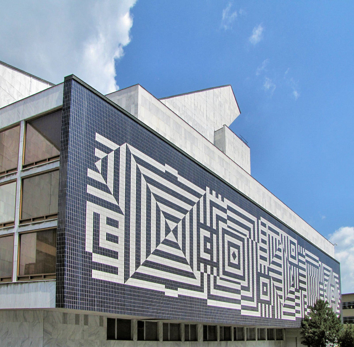 Vasarely fekete-fehér geometrikus homlokzati műve a győri Nemzeti Színházon
